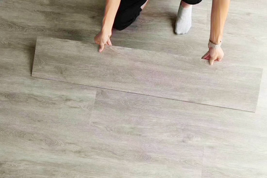 thi công sàn nhựa vân gỗ
