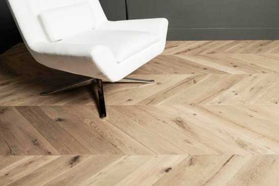 sàn gỗ óc chó nâu và gỗ sồi vàng