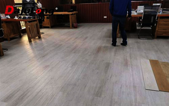 Thi-cong-san-go-ngoai-troi