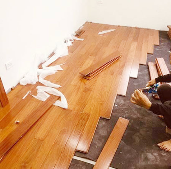 Thi-cong-san-go-tu-nhien